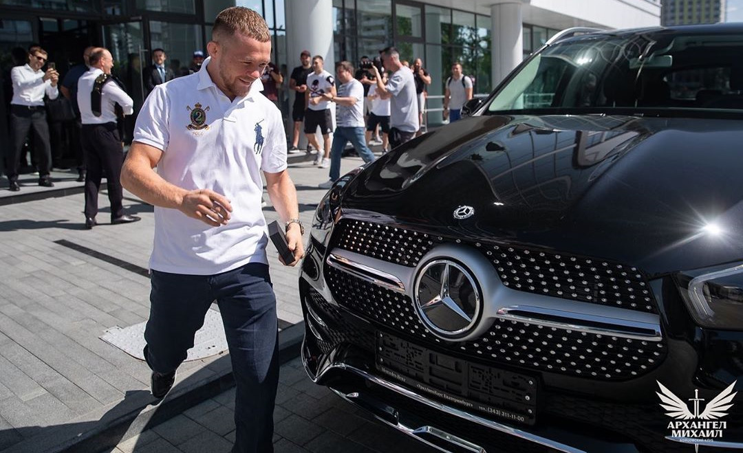Чемпион UFC Петр Ян получил в подарок Mercedes