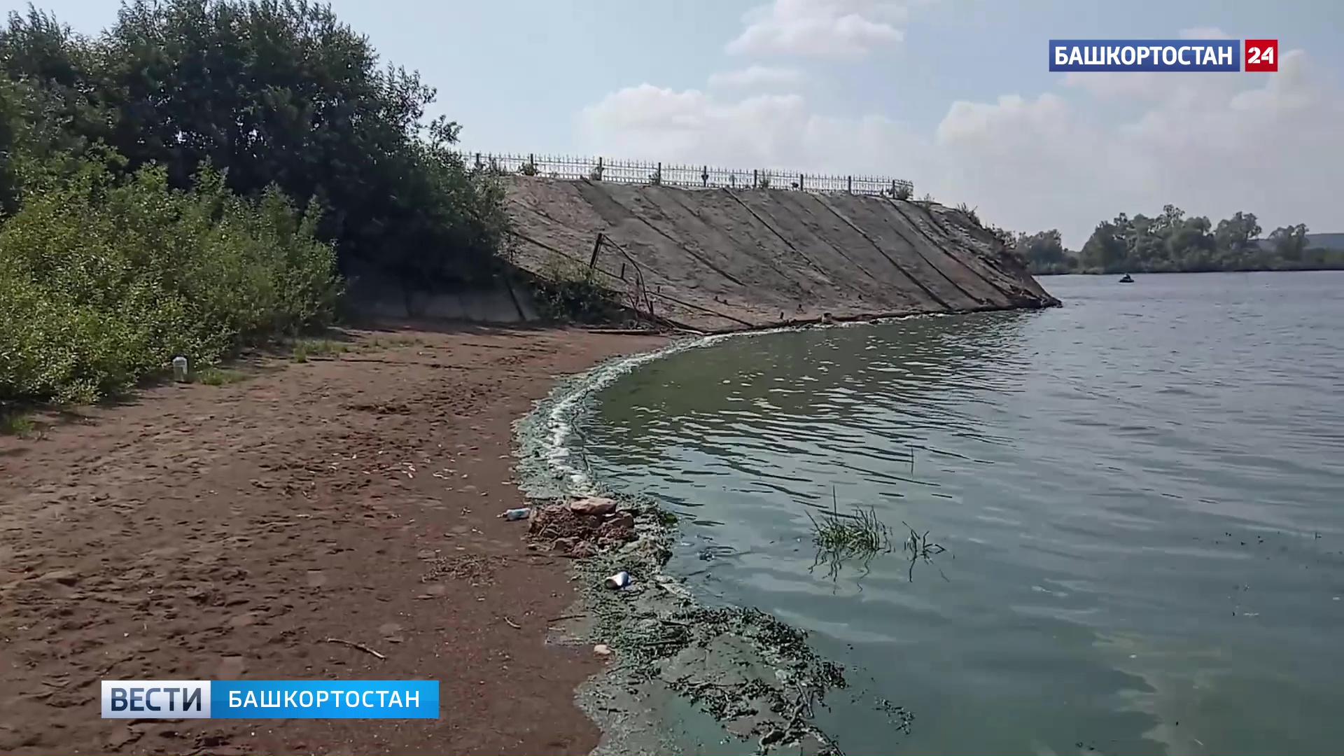 Вода в Каме стала зеленой