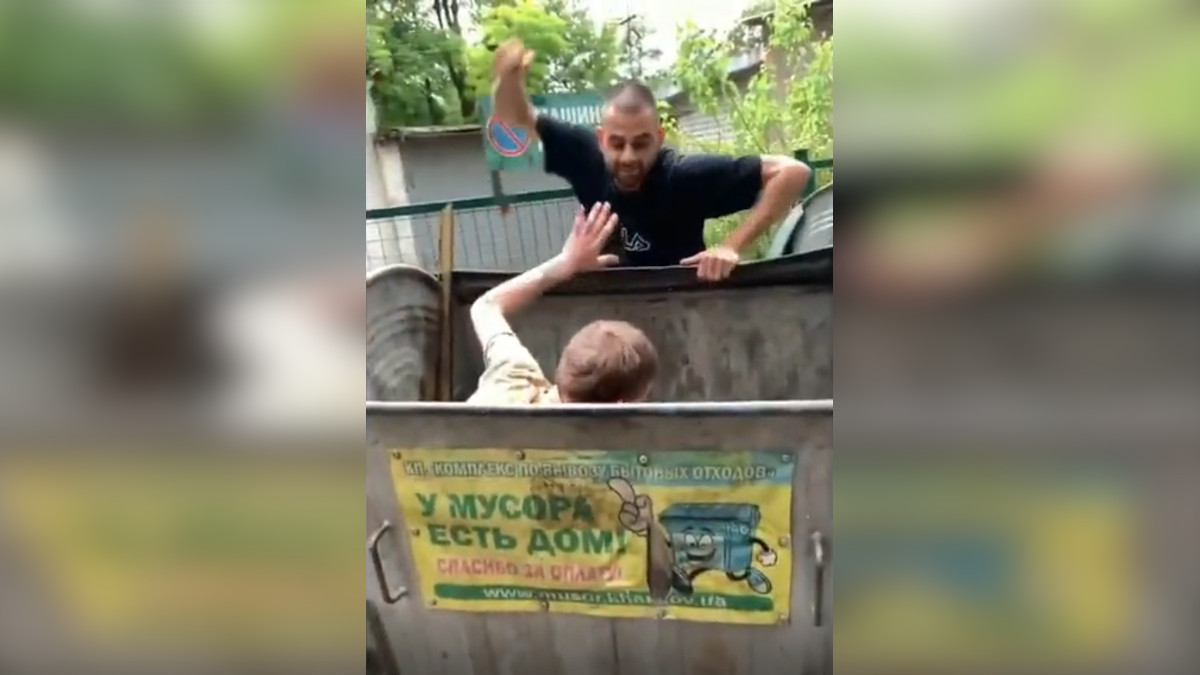 Самосуд харьковчан над спрятавшимся в мусорном  баке воришкой попал на видео