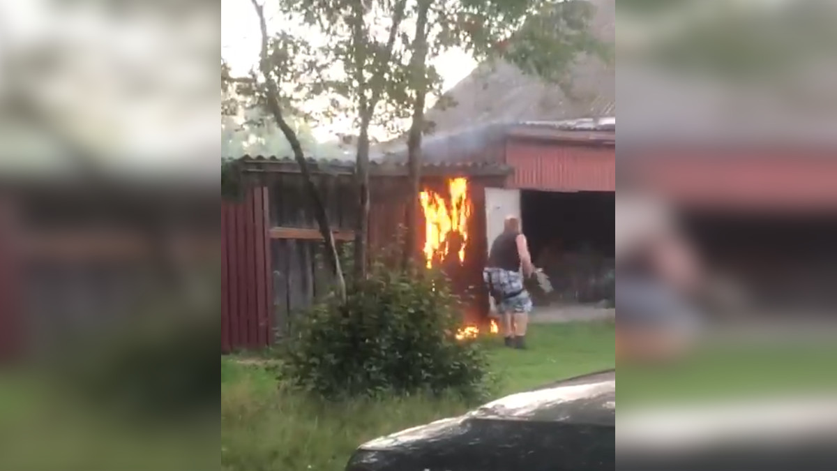 Разъяренный мужчина поругался с соседями и поджег свой гараж. Видео