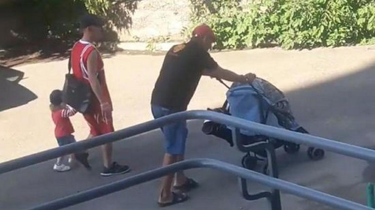 Двое красноярцев умыкнули крышку люка с помощью детской коляски