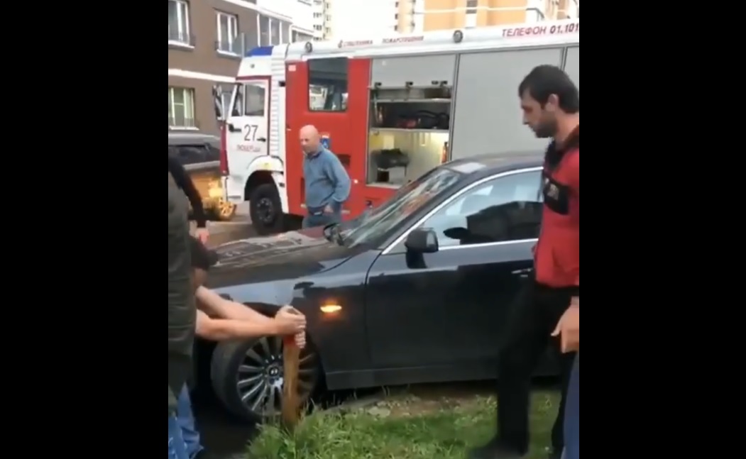 Жители Люберец вручную расчистили проезд для пожарных. Видео