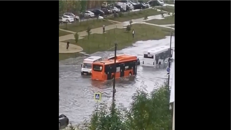 После сильного дождя и град улицы Новосибирска ушли под воду