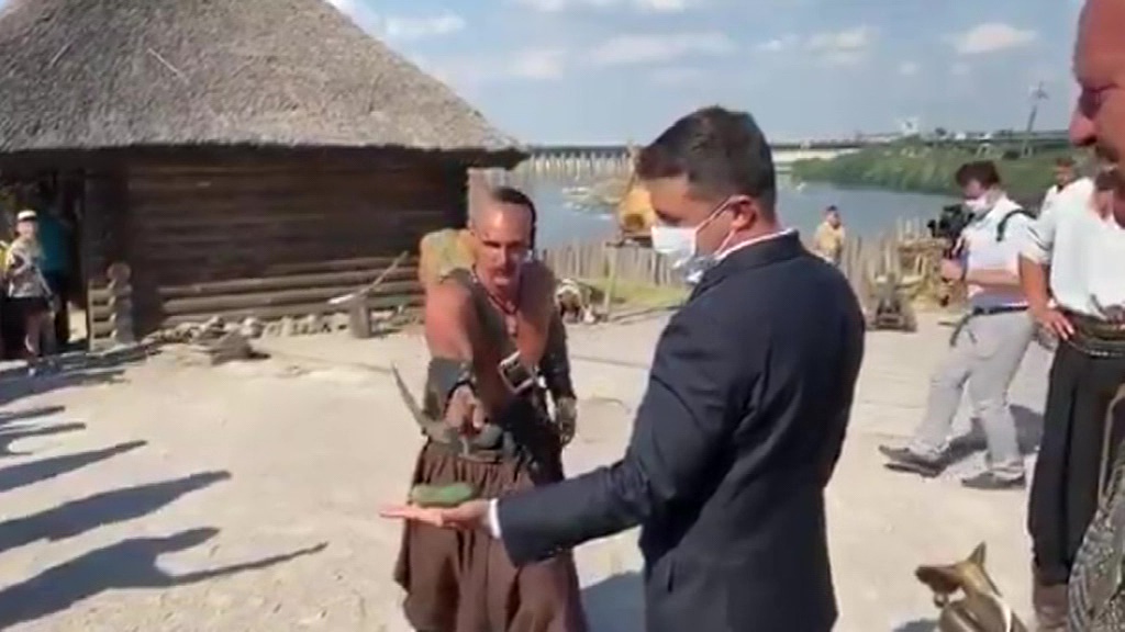 Президент Зеленский позабавился трюком с огурцом во время встречи с казаками