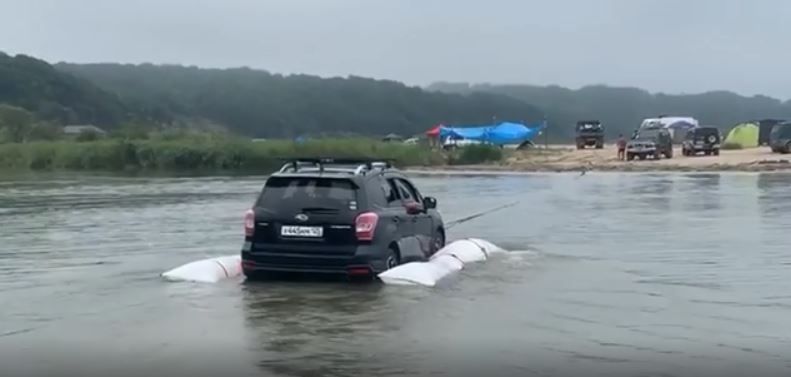 В Приморье туристов пришлось эвакуировать с пляжа экстремальным способом