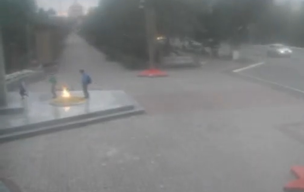 Появилось видео с подростками, потушившими Вечный огонь в Оренбурге