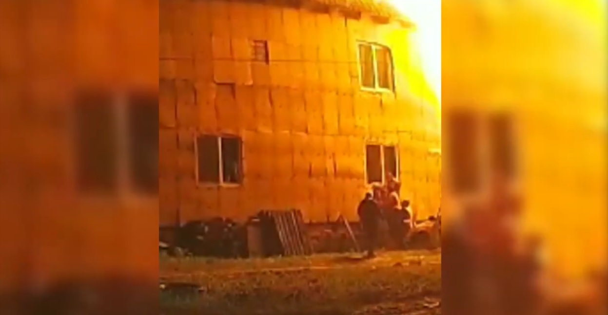 Полицейские спасли ребенка и беременную женщину из горящего дома. Видео