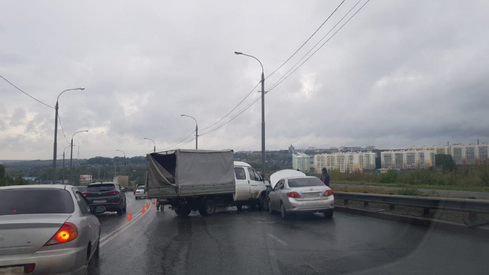 Два водителя пострадали в массовом ДТП в Томске