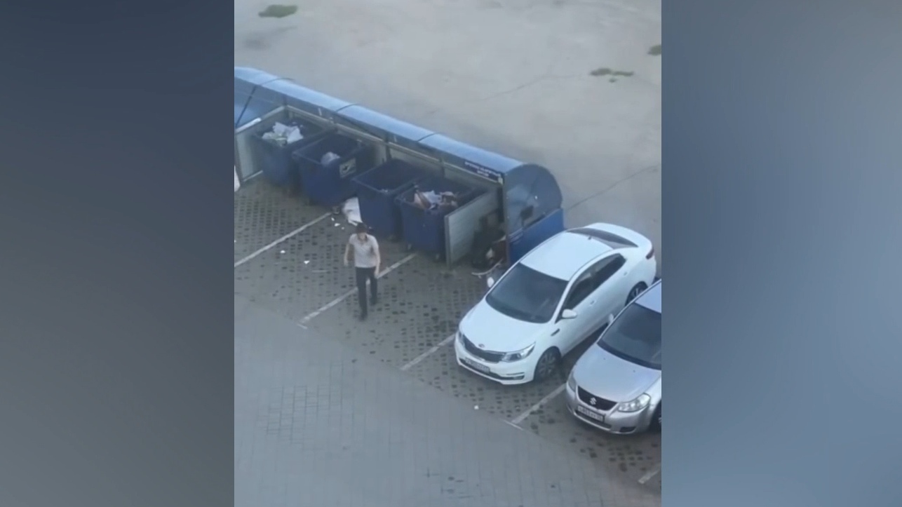 Житель Омска выбросил докучавшую ему девушку в мусорный бак