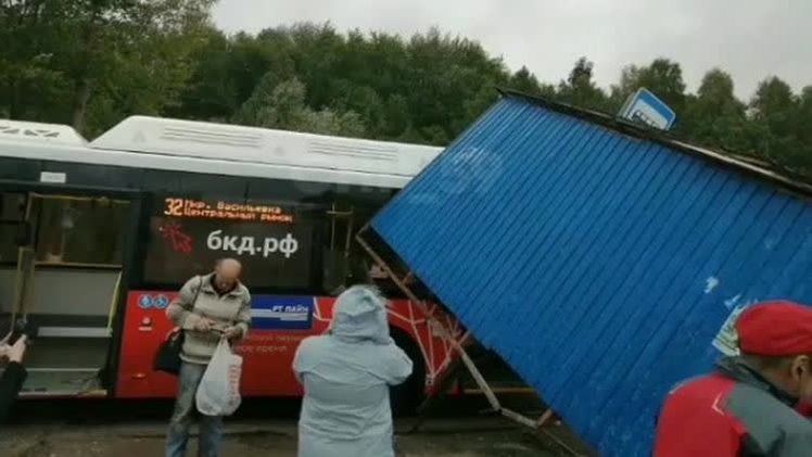 В Перми на автобус упала остановка