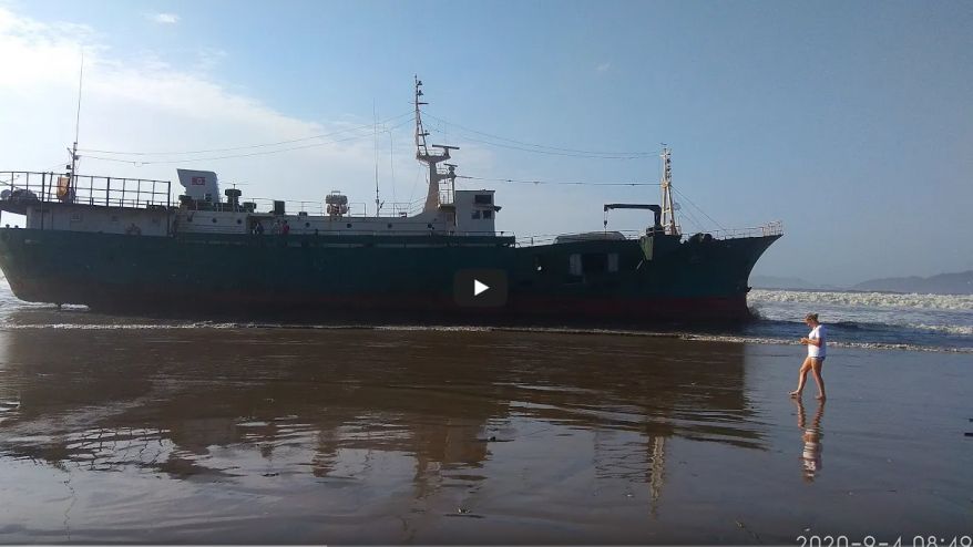 В Находке во время шторма выбросило на берег крупное рыбацкое судно