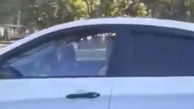 Посадившего ребенка за руль воронежца наказали после видео в соцсети