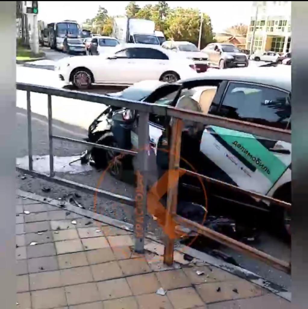 Автомобиль каршеринга попал в жесткое ДТП в Краснодаре