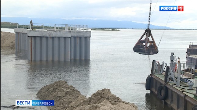 Амур в Хабаровске подбирается к жилым домам