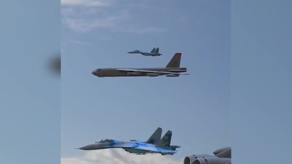 Бочка у B-52: украинские ВВС выдали анимацию за полет своих истребителей