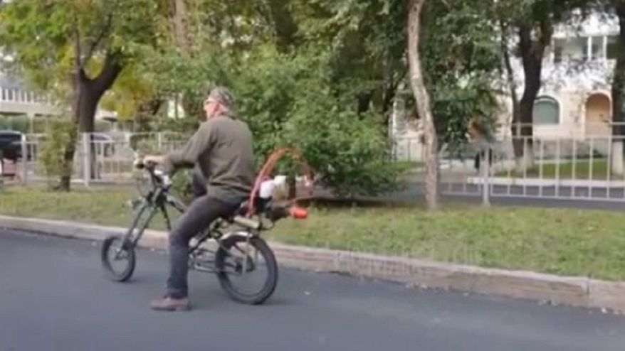 Велосипедный "Карлсон": необычное транспортное средство сняли на видео в Приморье