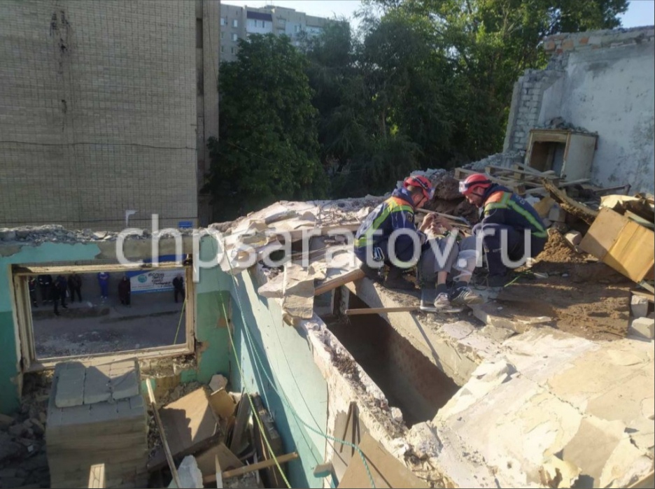 В результате обрушения перегородки дома в Саратове пострадал мужчина