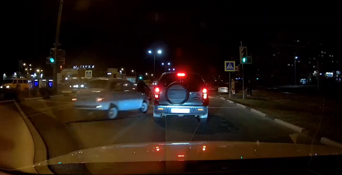 Раритетный "Запорожец" перевернулся и снес людей, стоявших на тротуаре. Видео