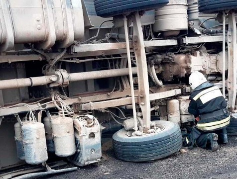 В Калужской области опрокинулась груженая фура с прицепом