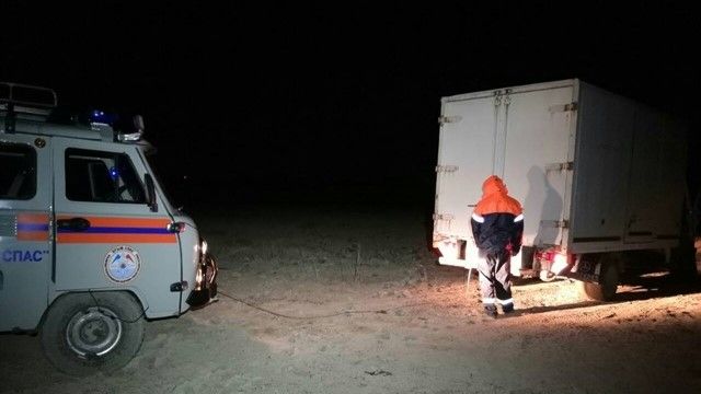 В Крыму у пересохшего Тайганского водохранилища застрял грузовик