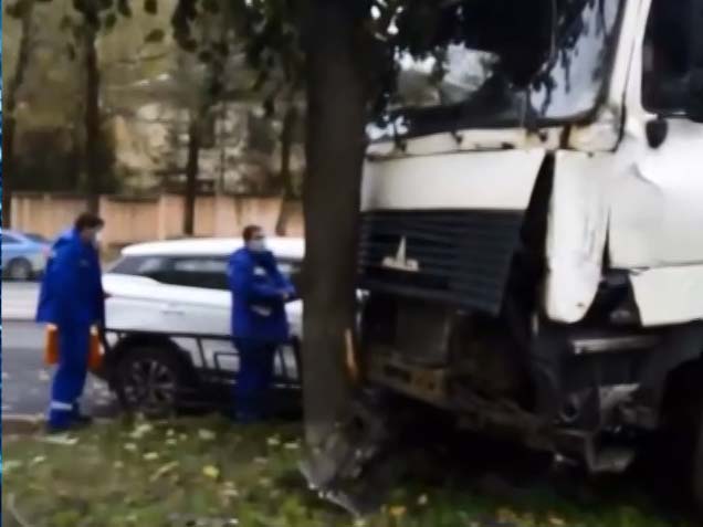 В Смоленске большегруз протаранил легковые авто