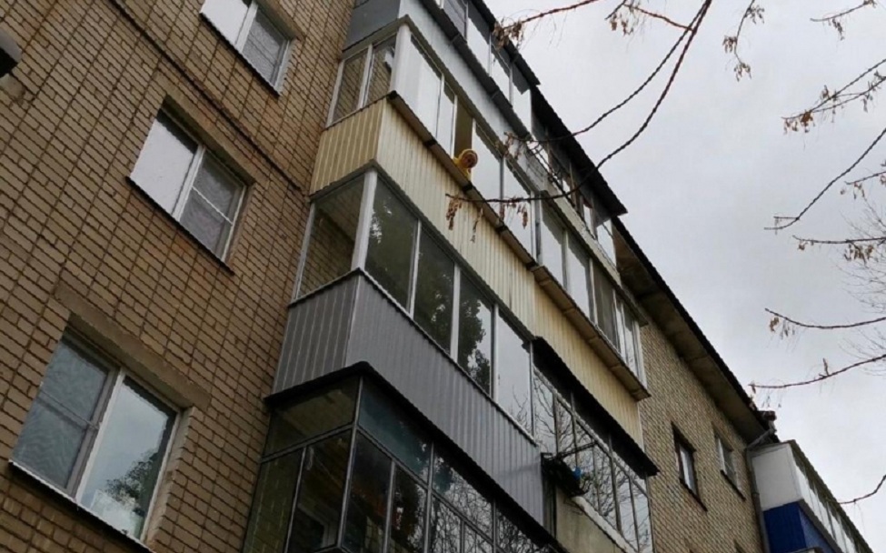 Липецкую бабушку закрыл на балконе двухлетний внук