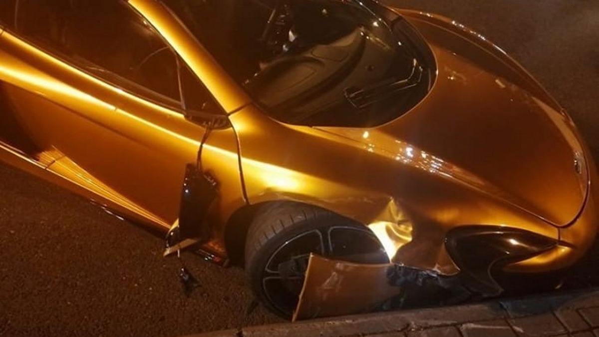 Спорткары McLaren и Ferrari не поделили дорогу в Сочи