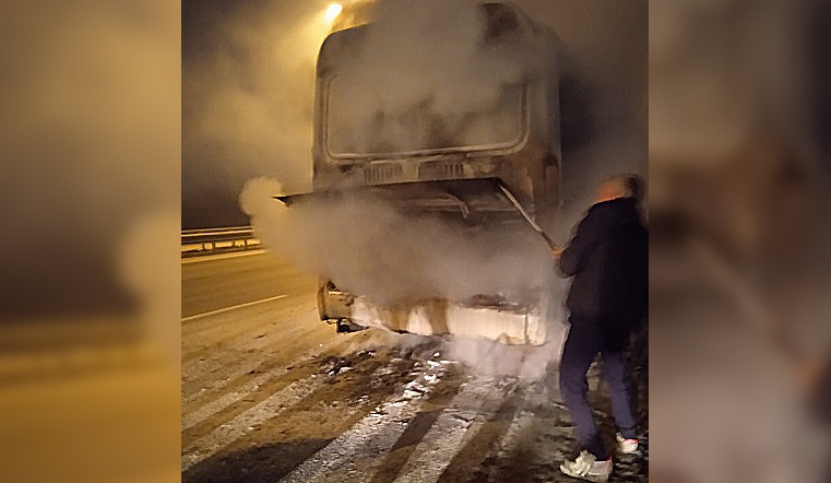 Вспыхнул на ходу. На трассе М5 загорелся автобус с пассажирами