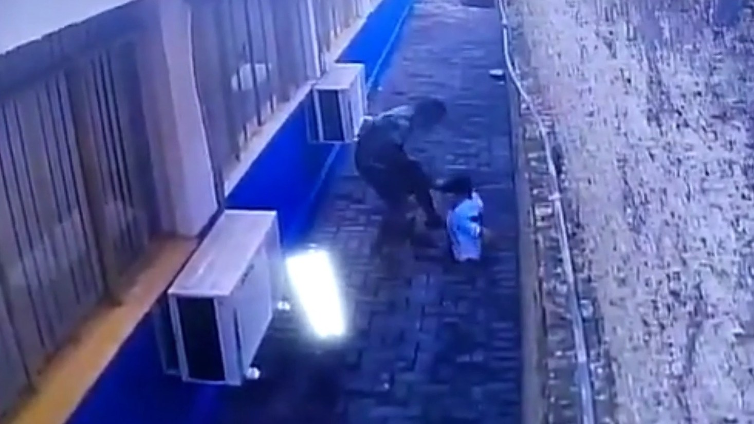 Побег группы заключенных через подкоп попал на видео