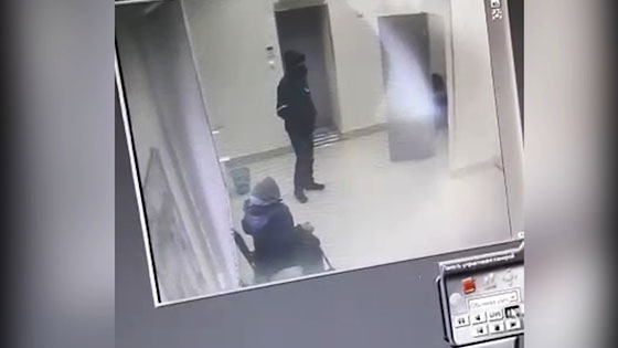 МВД опубликовало видео из банка, который ограбил вооруженный налетчик
