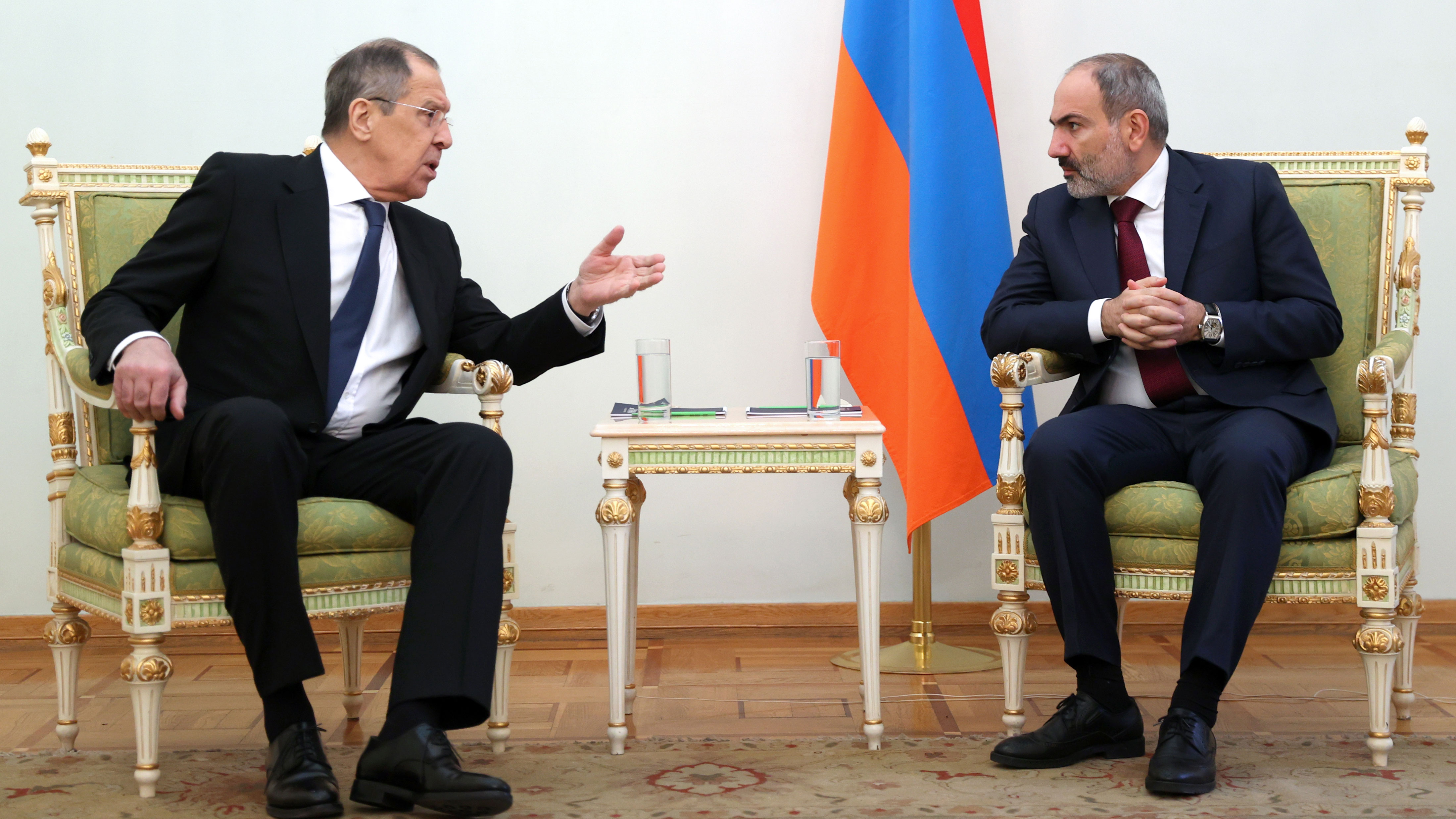 МИД объяснил отсутствие флага РФ на переговорах Лаврова и Пашиняна