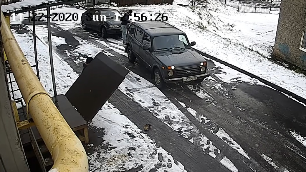 Мгновенная карма: украли крышку люка и сами туда провалились. Видео