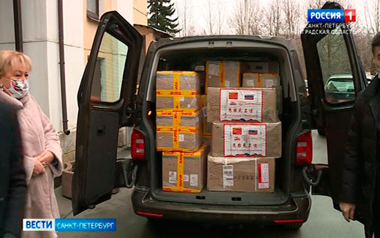 Китай передал петербургским врачам защитные костюмы и маски
