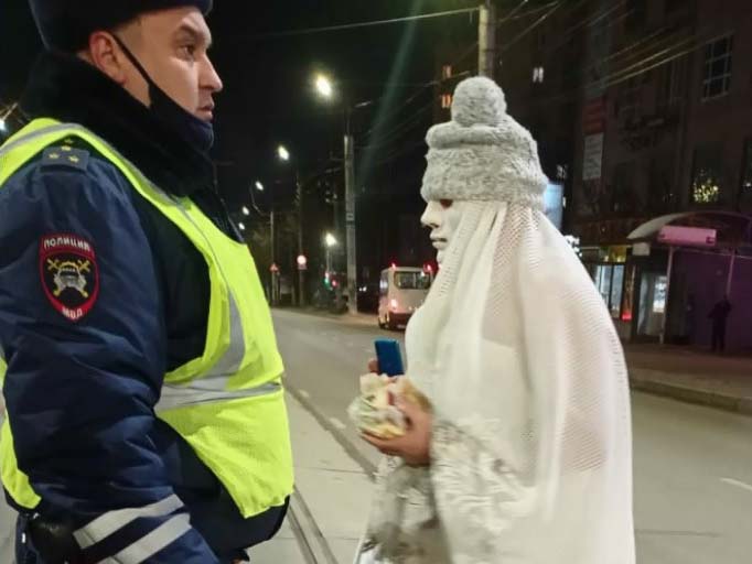 По улицам Смоленска дефилирует мужчина в образе невесты