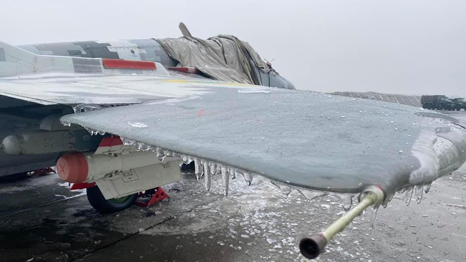 МиГ-29 тактической авиации Украины покрылись льдом