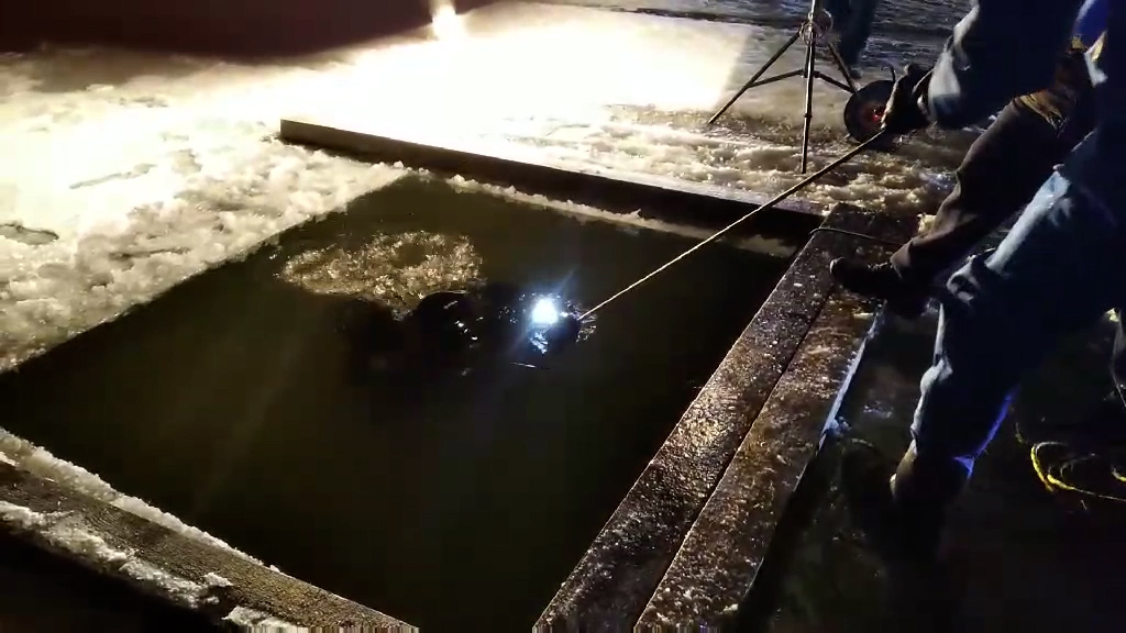 В Нижегородской области на Оке под лед провалилась машина с двумя людьми