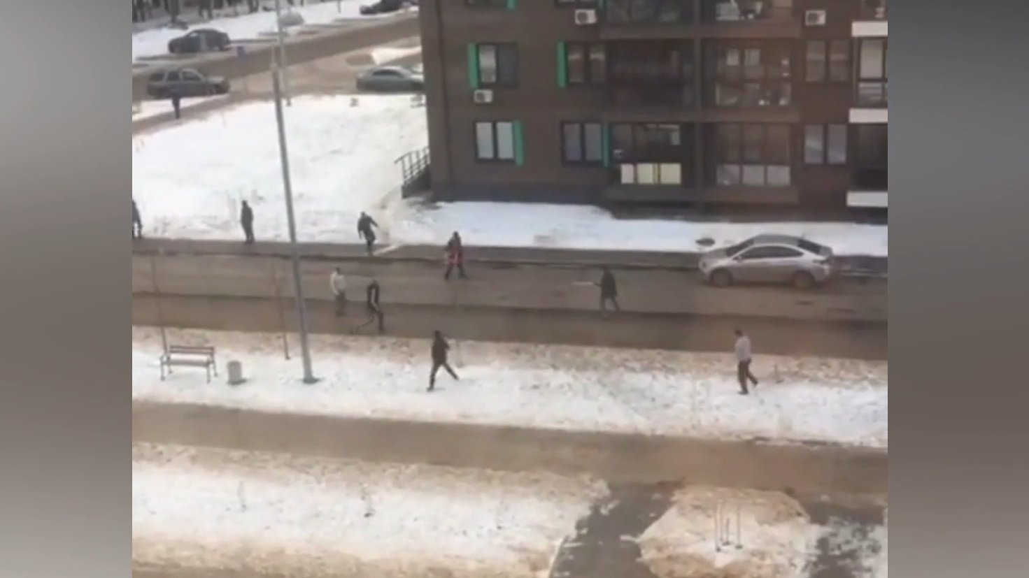 Рабочие устроили массовую драку во дворе жилого дома в Мытищах