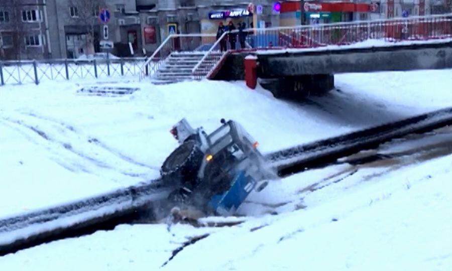 В Северодвинске трактор, чистивший снег, свалился в реку
