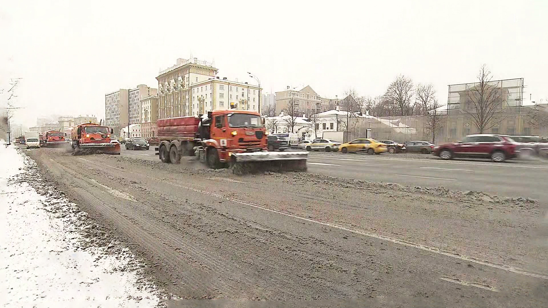 Пробки 9 баллов: метель в столице продолжает засыпать дворы и дороги
