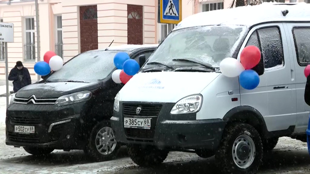 Многодетные семьи Твери получили новые "Соболя"