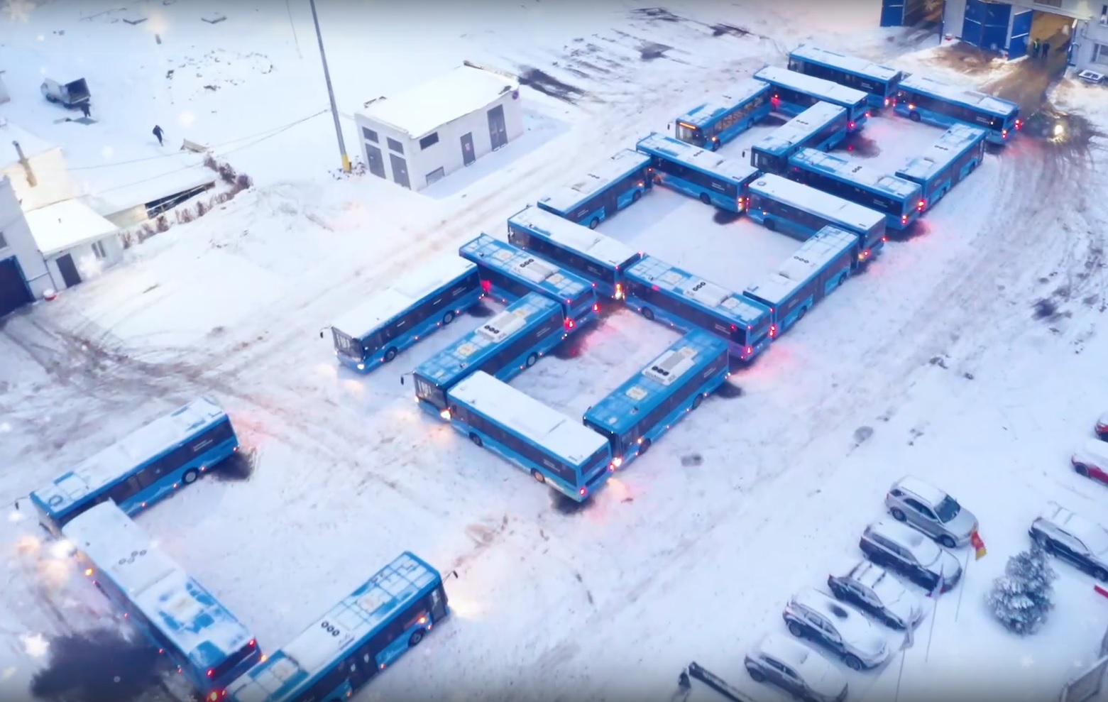 В Твери водители создали огромную цифру 2021 из автобусов
