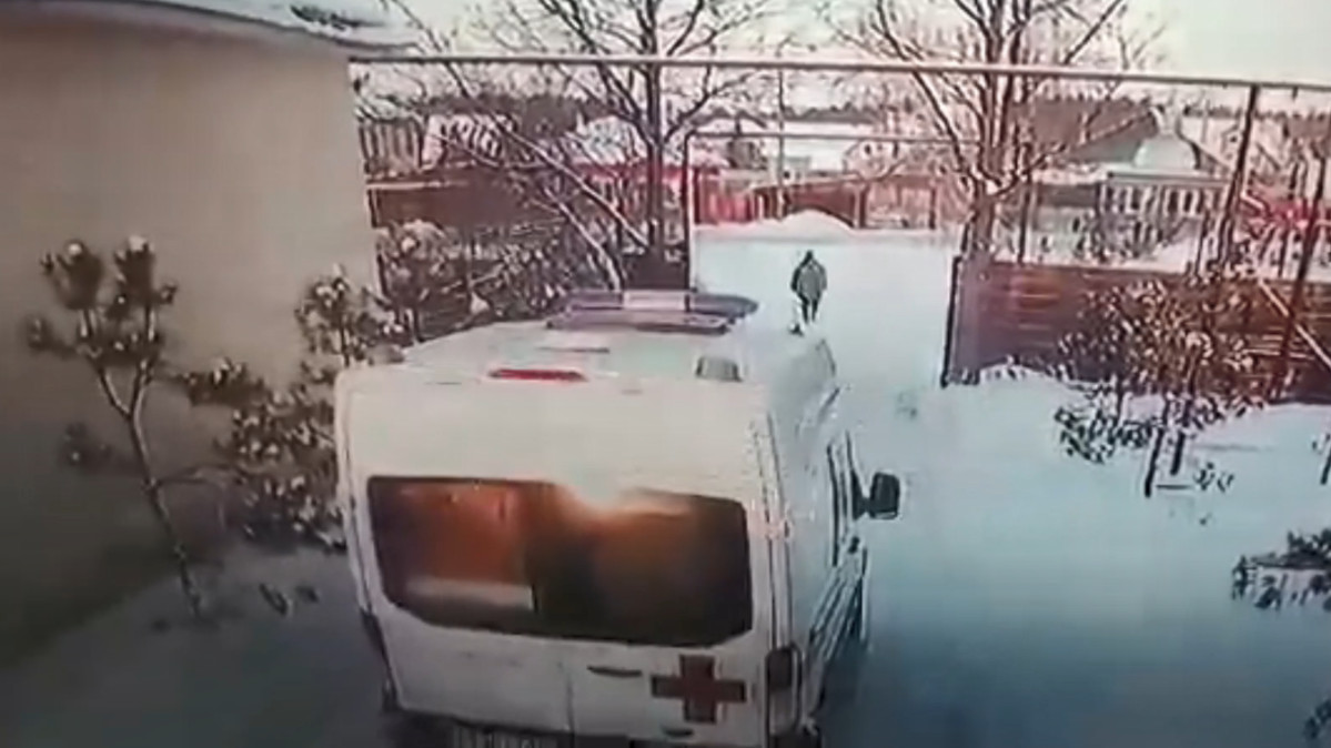 На Урале прохожий угнал скорую, приехавшую на вызов. Видео