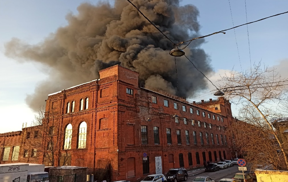 Пролитое топливо вспыхнуло в здании в Петербурге. Видео