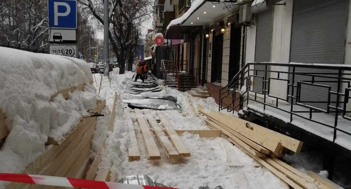 Упавшее перекрытие покалечило прохожих в Перми