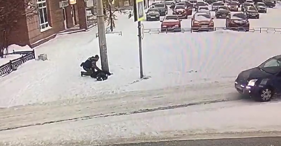 Неравнодушный очевидец пришел на помощь 82-летнему пенсионеру. Видео
