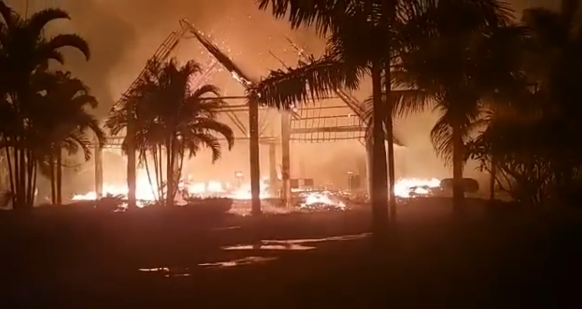 Огонь уничтожил отель на Занзибаре, где отдыхали туристы из России. Видео