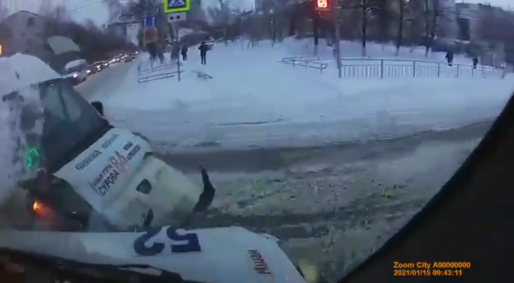 Нарушитель спровоцировал столкновение маршруток в Ульяновске. Видео