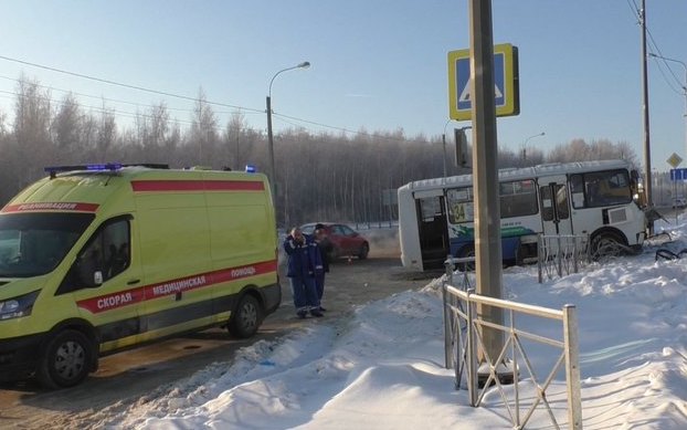 В Орле в утреннем ДТП погиб водитель маршрутного такси, шестеро пострадали