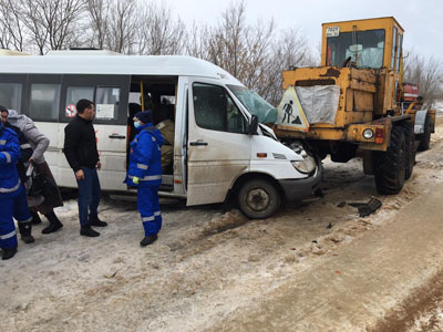 В Волгорадской области пассажирский микроавтобус столкнулся с автогрейдером