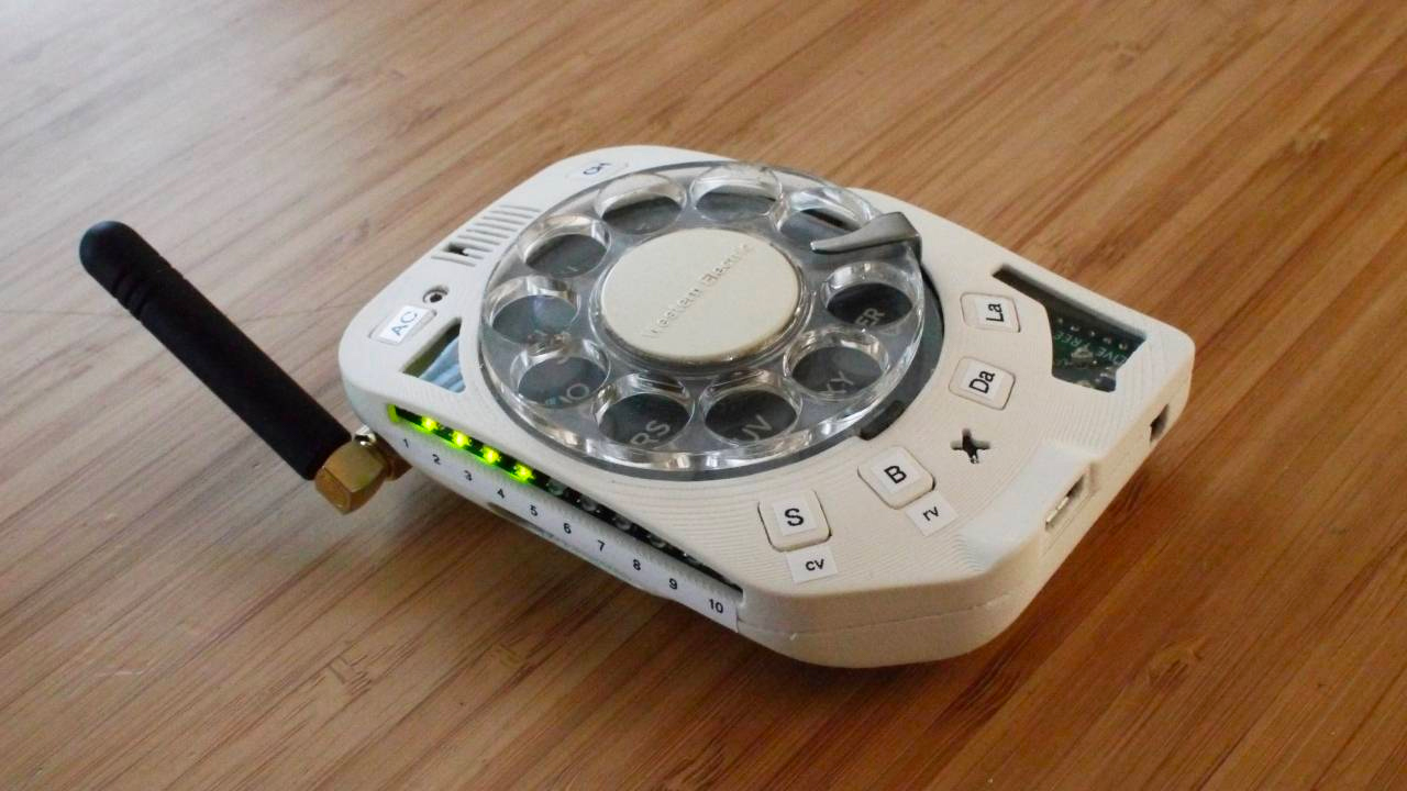 "Ностальгический" 4G-мобильник с дисковым набором вышел в продажу